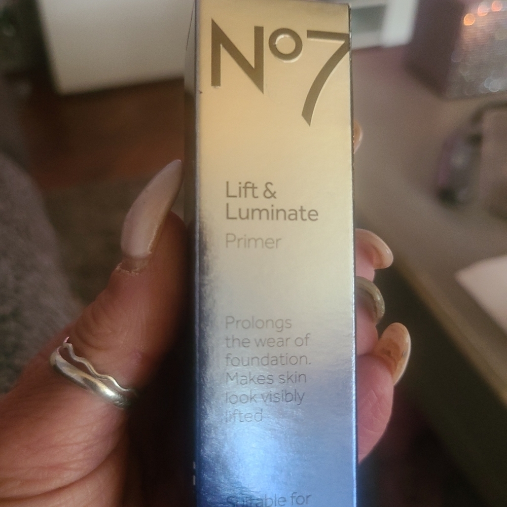 HP🔥🔥NO 7 Lift & Luminate Primer